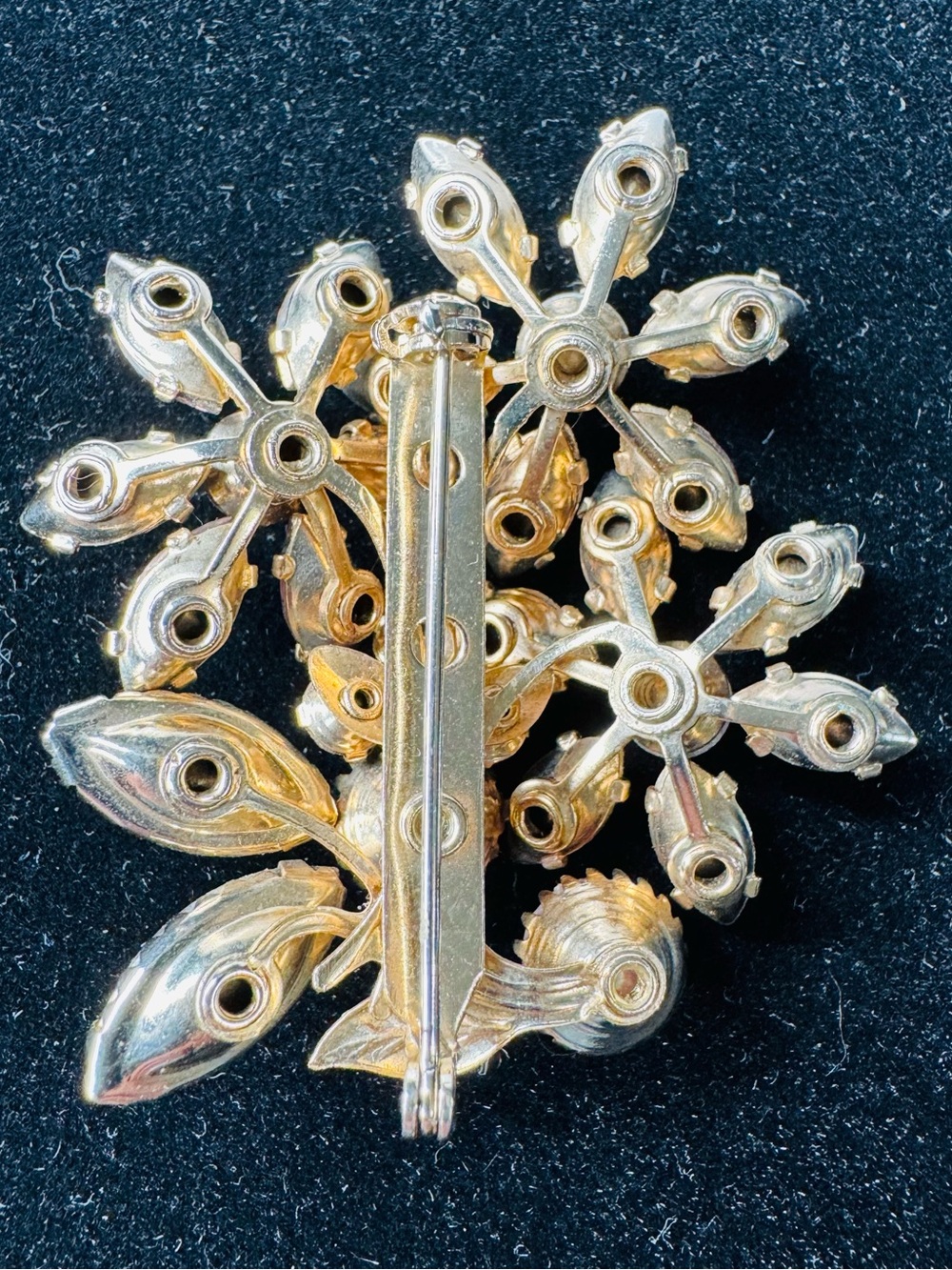 Vintage Pink rhinestone riveted brooch - Picture 4 of 7
